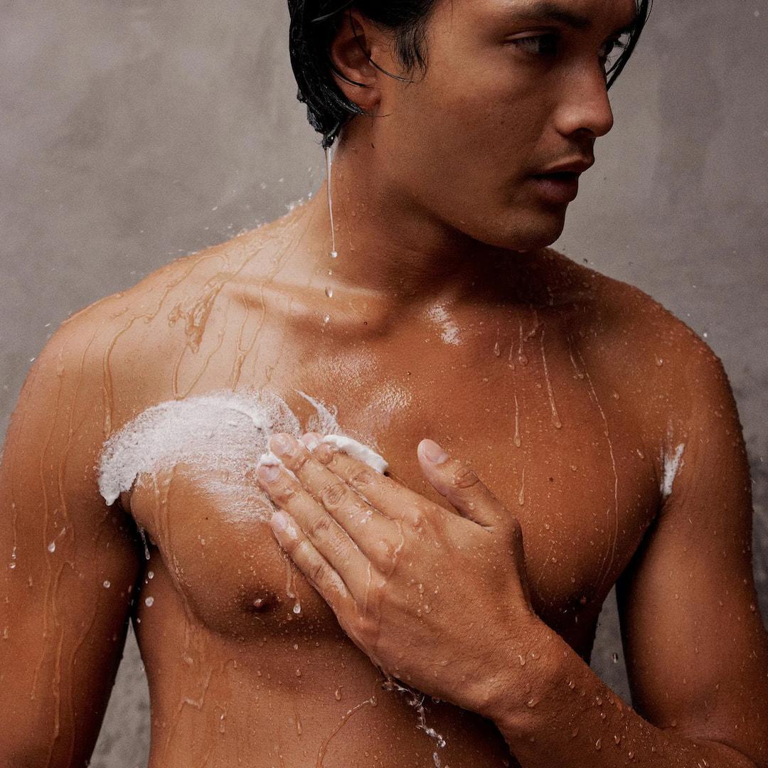 Full body exfoliation and body polish for men in Vancouver West End near Davie Village and English Bay.